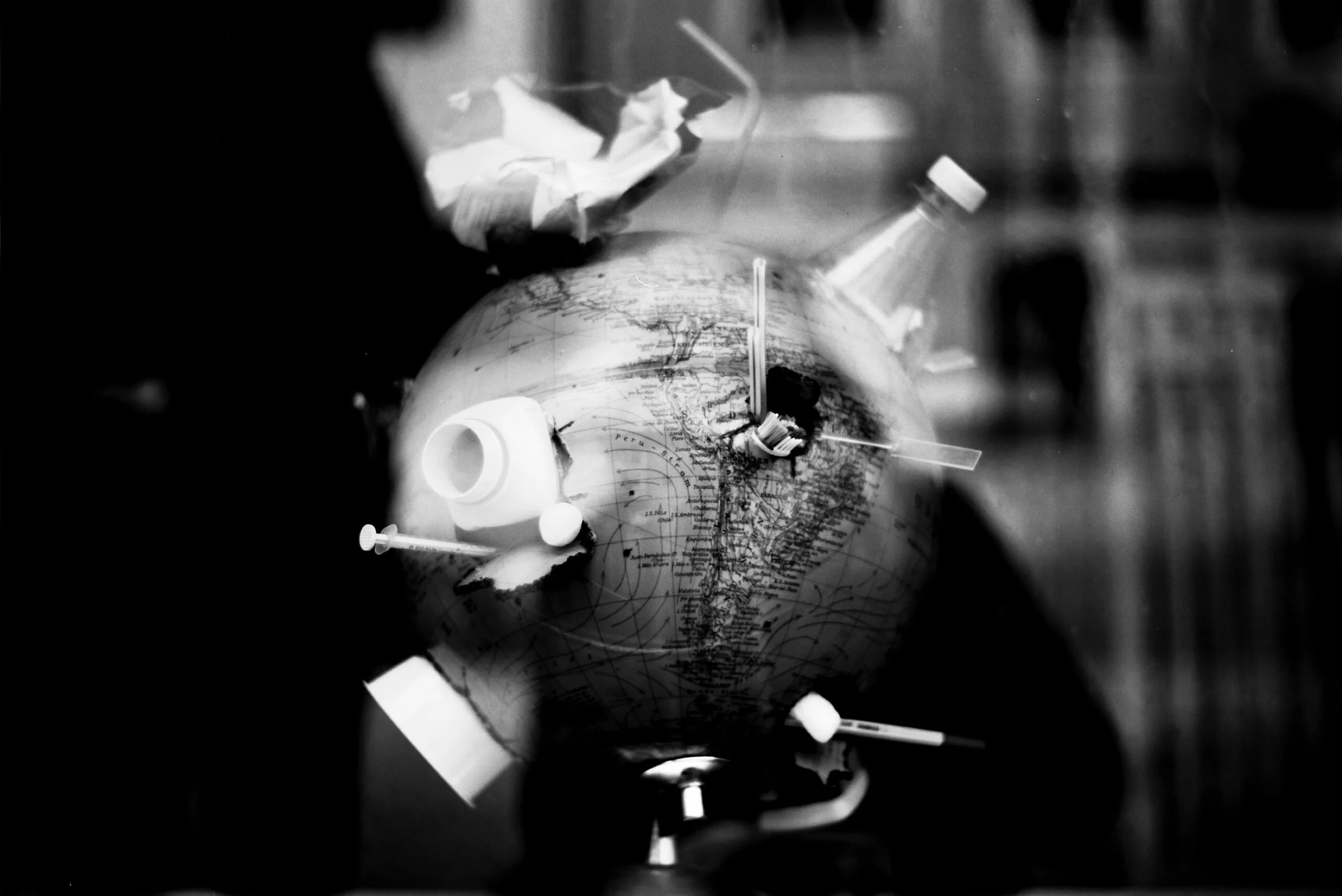 grayscale photo of a robot